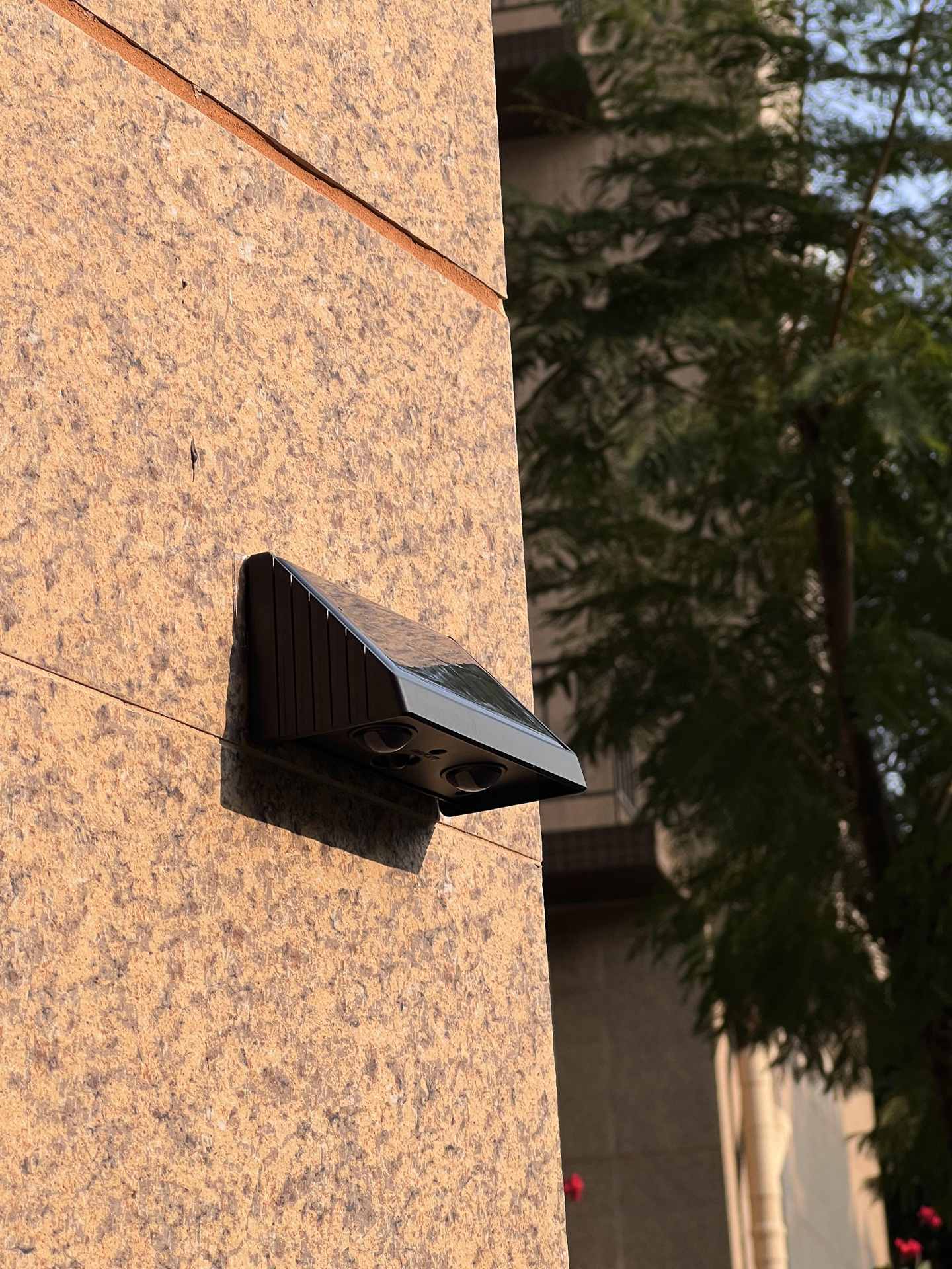 2-Head Solar Wall Light 2